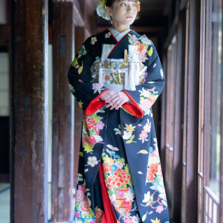 黒引き振袖は他の衣装にはない上品な美しさが特徴です
白無垢・色打掛を上に羽織る事も♪