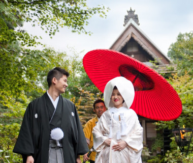 人気の「花嫁行列」
自然豊かな奥庭から始まる花嫁行列
思い出に残る感動的な演出を・・・