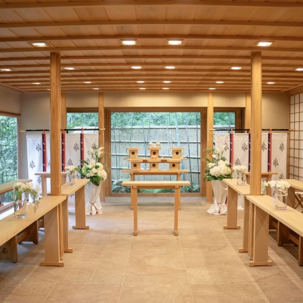 木のぬくもりを感じながらおふたりの誓いを固めるうかい鳥山の【神殿】で撮影を行います。