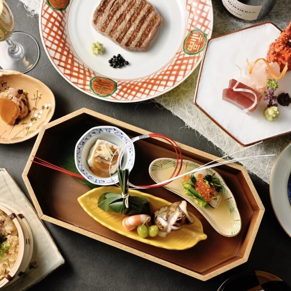 うかい鳥山名物の特選和牛の炭火焼きをご堪能くださいませ。