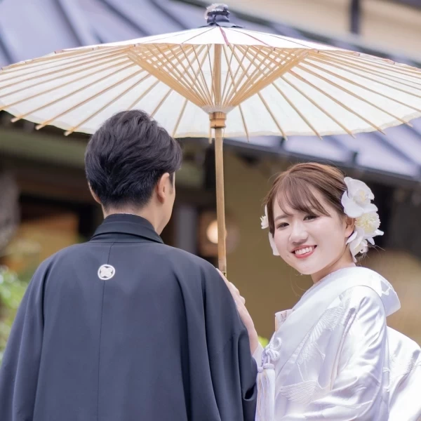 ご結婚式当日に自然の中でリラックスしながら撮影を行います。