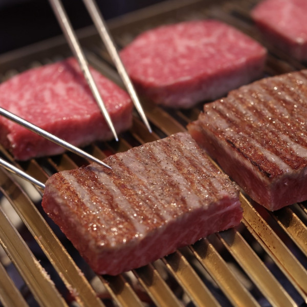 うかい鳥山名物の特撰和牛の炭火焼をご堪能いただけます。