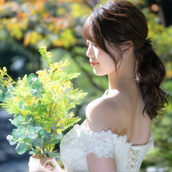 うかい鳥山の四季折々の自然の中でウェディングドレスがより一層引き立ちます。