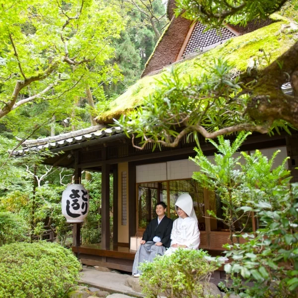 庭園内の緑におふたりの姿が美しく映えます。