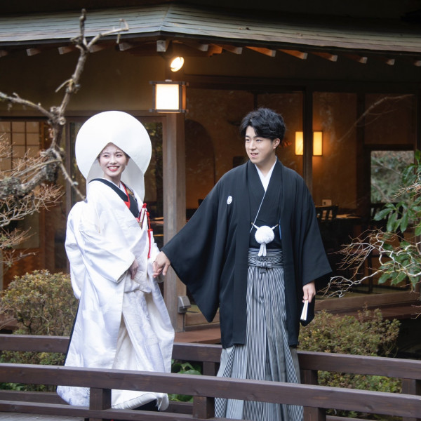 うかい鳥山の広大な庭園で様々な角度からおふたりを撮影いたします。
