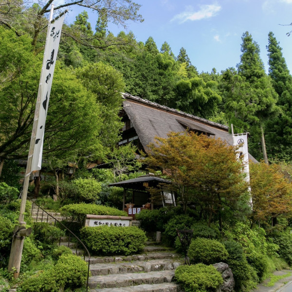 うかい鳥山のシンボル合掌造りを背景に撮影をお楽しみいただけます。