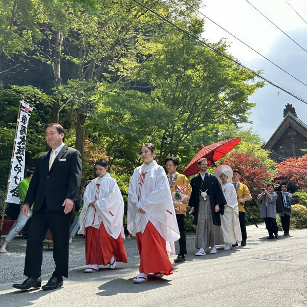 たくさんの方に祝福していただくうかい鳥山名物の【花嫁行列】