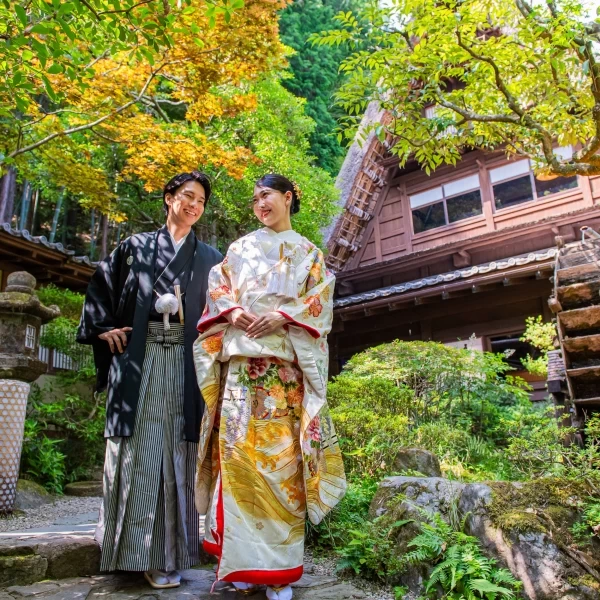 庭園内の緑におふたりの姿が美しく映えます