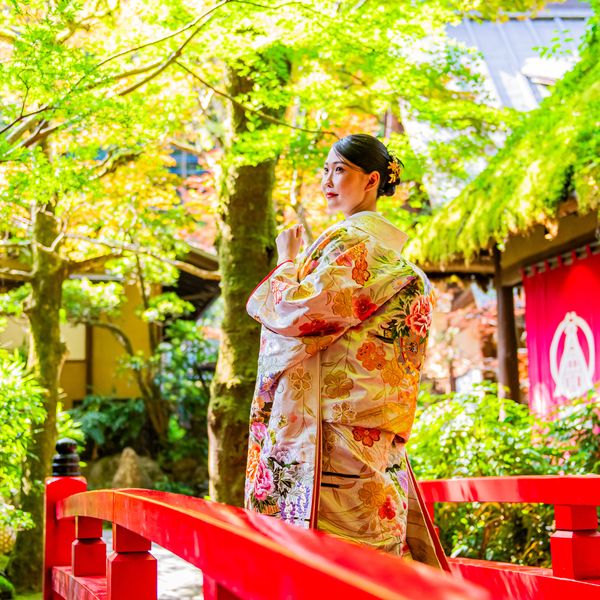 日本の情緒あふれる赤い橋でのお写真はうかい鳥山ならではのショット。|うかい鳥山の写真(52643792)