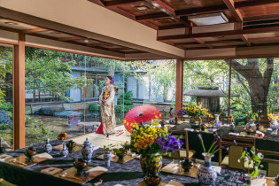 日本庭園をバッグに記念写真を|つきじ治作の写真(49689725)