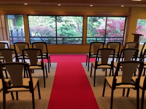 窓のある人前式会場【最大80名】
