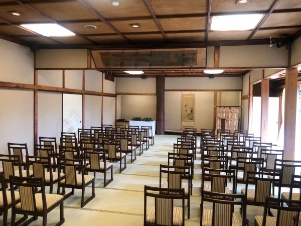 窓のある人前式会場【最大80名】
