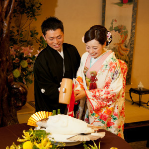 料亭婚ならではのセレモニーもおすすめ。縁起物である「鯛」を塩釜焼にし、新郎新婦が皆様の目の前で開く「塩釜焼開き」はゲストへのサプライズ演出にも。|つきじ治作の写真(29638616)