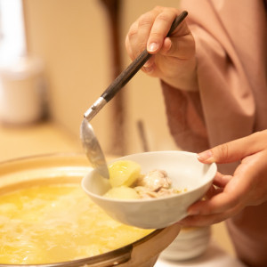 創業以来、製法と味を守り続けてきた名物「鶏の水たき」 披露宴中に部屋内で火入れをし、濃厚な雑炊まで存分にお楽しみいただけます。|つきじ治作の写真(47747527)