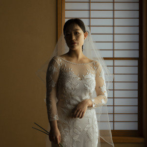 お二人の希望を叶えられるオリジナル人前式の中で、旅立ちと誓いの儀式として「ベールダウン ベールアップ」のセレモニーも。|つきじ治作の写真(47972365)