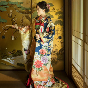 日本の伝統美の真髄、四季折々の花が豪華にあしらわれた色打掛。|つきじ治作の写真(49408565)