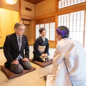 晴れ姿を親御様に一番に見ていただく「挨拶部屋」 
家族だけだからこそお話できること、伝えられる気持ちを
ぜひゆっくりとお伝えください。|つきじ治作の写真(23213931)
