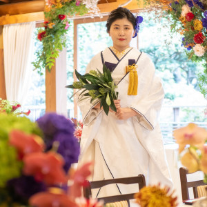 紺の縁取りが印象的なモダンな白無垢。ゴールドの差し込み衿と小物で印象深い一着に。|つきじ治作の写真(49408566)