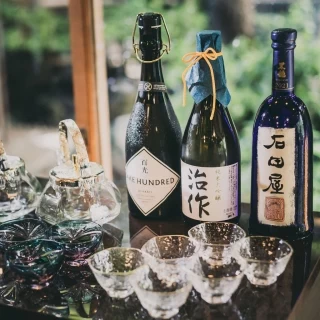 当店オリジナル日本酒始め、数々の銘酒を取り揃えております 料理に合わせたペアリングも