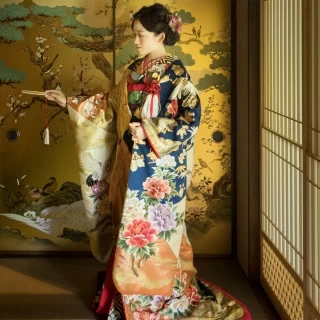 日本の伝統美の真髄、四季折々の花が豪華にあしらわれた色打掛。