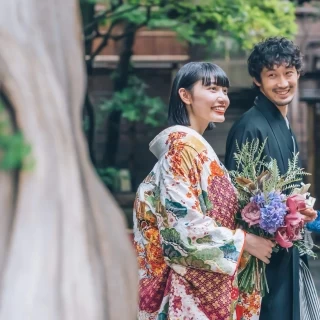 自然なスタイルでまとめたブーケとナチュラルなヘアメイクの組み合わせも人気。