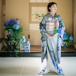 凛とした空気感を漂わせる紫陽花柄の引振袖