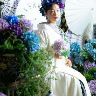 アジサイの花を思わせる青のグラデーションの掛下。伝統の中にもモダンな雰囲気を感じられる組み合わせ。
