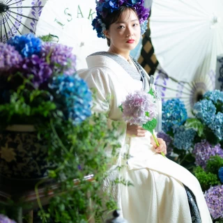アジサイの花を思わせる青のグラデーションの掛下。伝統の中にもモダンな雰囲気を感じられる組み合わせ。