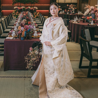 金糸の総刺繍が華やかな一日を一層引き立てます。