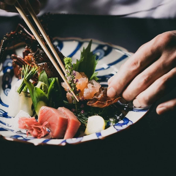 会場内での料理演出やお取り分けも盛り込んだオリジナルの献立をご用意  日本酒やワインも特別なものを