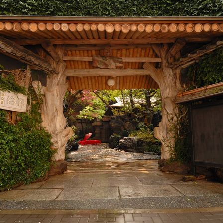 1931年創業、時が育んだ風格まとう数寄屋造りの料亭。歴史と風格が漂う孟宗竹の屋根が圧巻の門は創建当時からのもの。|つきじ治作の写真(23213802)