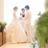 祈りをささげる牧師