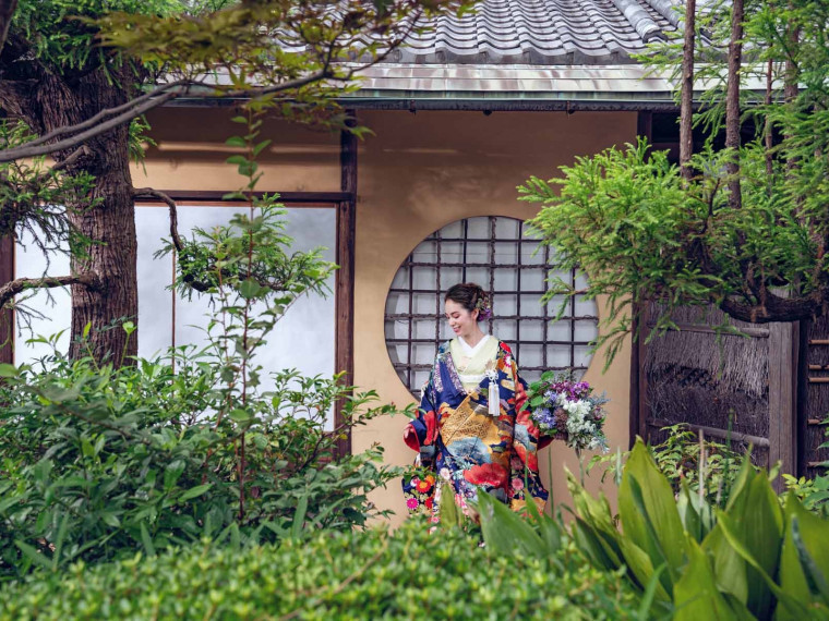 広大な庭園で日本の伝統を感じる一枚を
