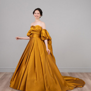 Mustard Ambrette（マスタード・アンブレット）
上品なマスタードのカラーリングと、花嫁様を凛と見せる潔いフロントのシンプルさが魅力の一着。|日本平ホテルの写真(56638679)