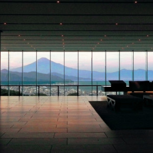 【ロビー】
足を踏み入れた瞬間に目に飛び込んでくるのは圧巻の眺望、落ち着いた雰囲気のインテリア|日本平ホテルの写真(466960)
