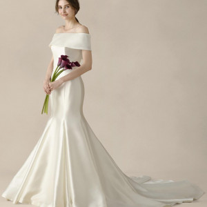 Artessimo（アルテシモ）
極上の光沢感とハリのある上質なミカドサテンで仕立てられた、エレガントなマーメイドドレス。
胸元を覆うケープが気品溢れる一着です。|日本平ホテルの写真(56638677)