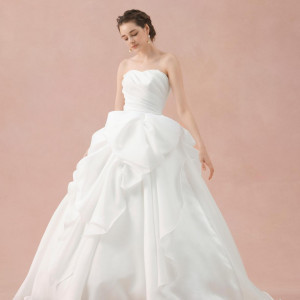 Lapriere（ラプリエール）
ほのかな光沢感のあるブライトバックサテンで仕立てたビッグラインのドレス。|日本平ホテルの写真(56638668)