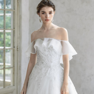 Primero（プリメーロ）
シフォン素材のカットモチーフに上品なビージングを組み合わせたレースが、軽やかで可愛らしい印象のウエディングドレス。