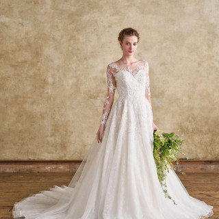 Lege（レージェ）
存在感のある花柄レースに繊細なビージングを施した、華やかで洗練されたウエディングドレス。