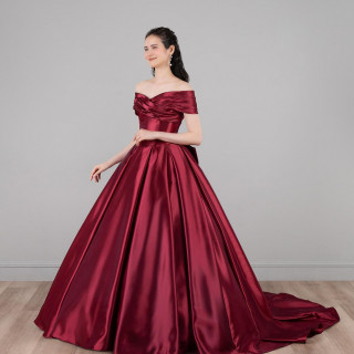 Red Claret（レッド・クラレット）
艶やかなレッドの色合いと光沢感が、リュクスな雰囲気を叶える一着。