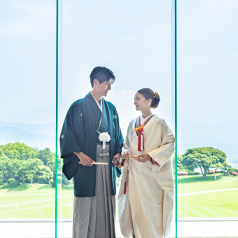 自然光が降り注ぐ温かい印象のホテル館内洋装はもちろん和装もお写真映えします