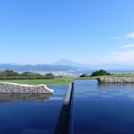 日本料理「富貴庵」より臨む富士山
富士山と緑と石 そして水
眺望との調和も考慮した 日本平ホテル自慢のガーデン