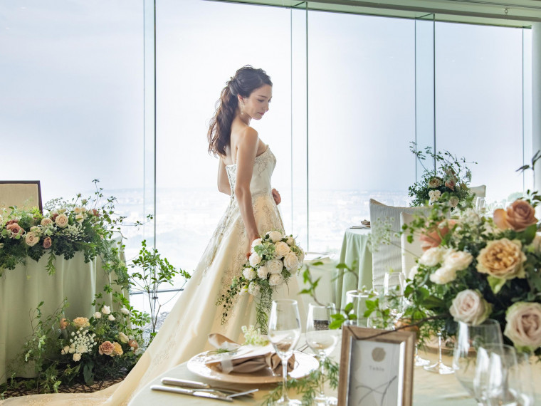 青空に近いテラスも魅力の 開放感あふれるウェディング