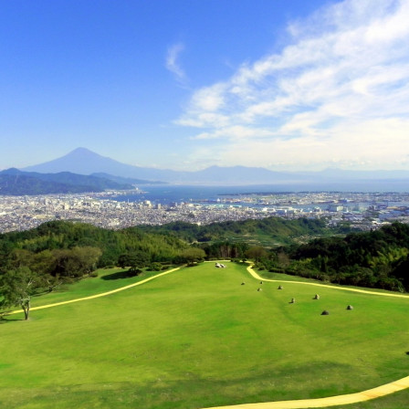 周辺の豊かな緑を活かしながら 2万坪の敷地の中に自然の石や水を配した 印象的なガーデン|日本平ホテルの写真(466972)