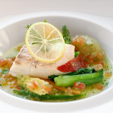 魚料理にも旬の野菜をふんだんに使用。時間をかけて低温で蒸し焼きにした真鯛のふっくらとした食感は食べたことがない味わい。新郎新婦からも大人気の1品。