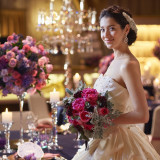 ラグジュアリーな雰囲気に合わせたウェディングドレス。純白の花嫁もドレスひとつでとっても印象が変わります。