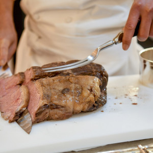 メインディッシュとなるお肉料理は、仕上げのフランベサービスやカービングサービスの演出も|オークラアクトシティホテル浜松の写真(15857441)