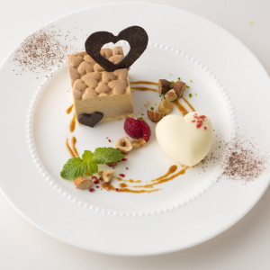 祝福の想いやゲストへの気持ちが込められたハート型のチョコレートが可愛らしいデザート|オークラアクトシティホテル浜松の写真(15857440)
