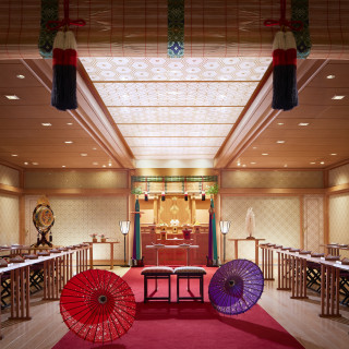 「日本の美しい結婚式を」モダンさを取り入れつつも、日本の伝統 吉祥文様が彩られた神殿。