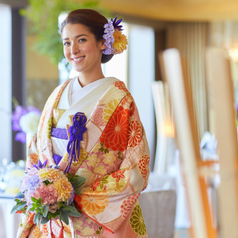日本の伝統的な文化を取り入れながらも、様々な柄や種類で自分らしさを表現できる色打掛